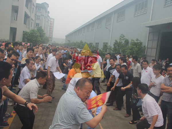 牛力拔河比赛活动现场